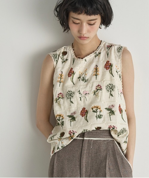 THE YOn（ザヨン）の「バリアスフローラルエンブロイダリーノースリブラウス（シャツ/ブラウス・レディース・ブラック/ナチュラル・FREE）」の4枚目の写真