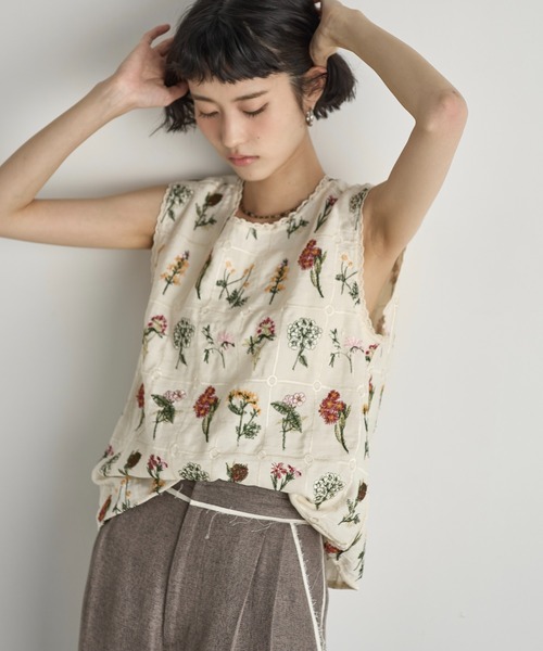 THE YOn（ザヨン）の「バリアスフローラルエンブロイダリーノースリブラウス（シャツ/ブラウス・レディース・ブラック/ナチュラル・FREE）」の6枚目の写真