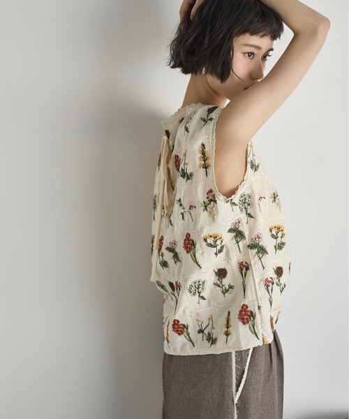 THE YOn（ザヨン）の「バリアスフローラルエンブロイダリーノースリブラウス（シャツ/ブラウス・レディース・ブラック/ナチュラル・FREE）」の8枚目の写真