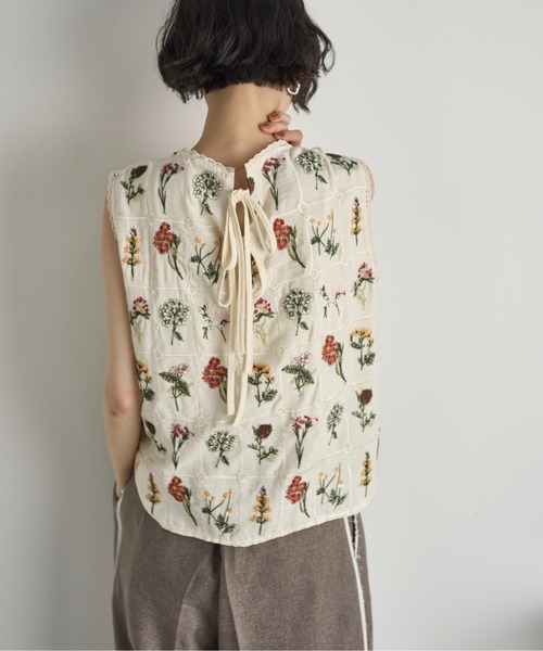 THE YOn（ザヨン）の「バリアスフローラルエンブロイダリーノースリブラウス（シャツ/ブラウス・レディース・ブラック/ナチュラル・FREE）」の9枚目の写真
