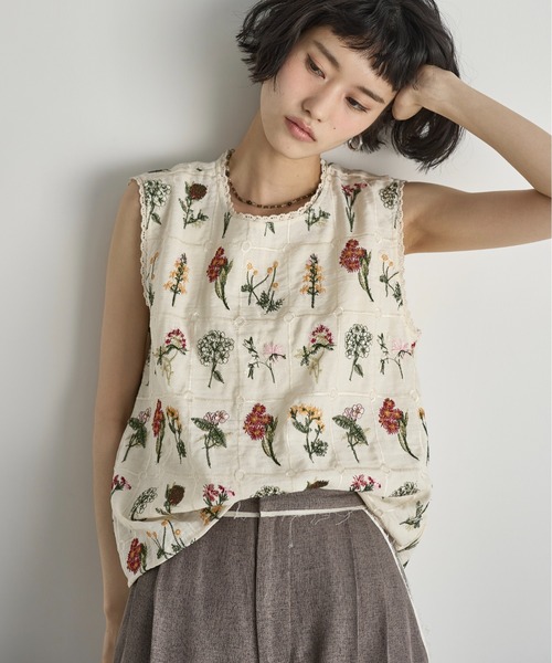 THE YOn（ザヨン）の「バリアスフローラルエンブロイダリーノースリブラウス（シャツ/ブラウス・レディース・ブラック/ナチュラル・FREE）」の3枚目の写真