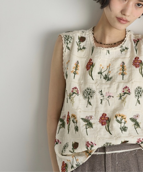 THE YOn（ザヨン）の「バリアスフローラルエンブロイダリーノースリブラウス（シャツ/ブラウス・レディース・ブラック/ナチュラル・FREE）」の10枚目の写真