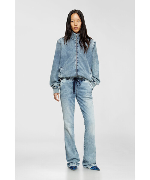 DIESEL(ディーゼル)の「ウィメンズ デニムパンツ ジョグジーンズ 2069 D-EBBEY JOGG(デニムパンツ・レディース・ライトインディゴブルー・31inch/29inch/27inch/23inch/25inch)」の3枚目の写真