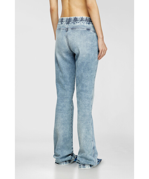 DIESEL(ディーゼル)の「ウィメンズ デニムパンツ ジョグジーンズ 2069 D-EBBEY JOGG(デニムパンツ・レディース・ライトインディゴブルー・31inch/29inch/27inch/23inch/25inch)」の4枚目の写真
