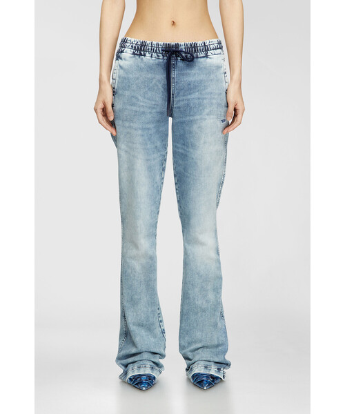 DIESEL(ディーゼル)の「ウィメンズ デニムパンツ ジョグジーンズ 2069 D-EBBEY JOGG(デニムパンツ・レディース・ライトインディゴブルー・31inch/29inch/27inch/23inch/25inch)」の5枚目の写真