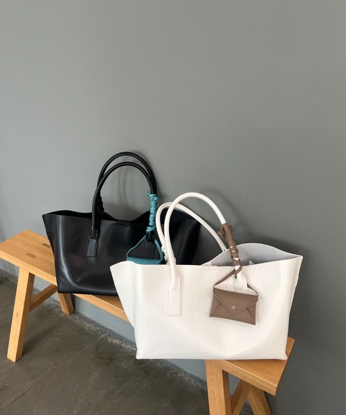 StyleSea（スタイルシー）の「スクエアソフトエコレザートートバッグ（トートバッグ・レディース・ブラック/ホワイト・FREE）」の7枚目の写真