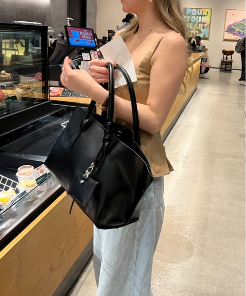 StyleSea（スタイルシー）の「スクエアソフトエコレザートートバッグ（トートバッグ・レディース・ブラック/ホワイト・FREE）」の19枚目の写真