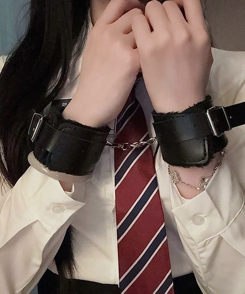 c.u.l(シーユーエル)の「手錠 コスプレ ブレスレット cula1201(コスチューム/パーティーグッズ・レディース・ピンク/ブラック・FREE)」の1枚目の写真