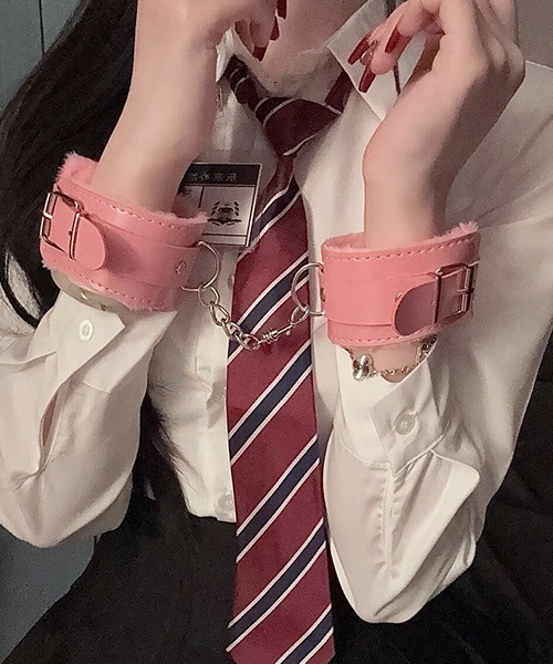 c.u.l(シーユーエル)の「手錠 コスプレ ブレスレット cula1201(コスチューム/パーティーグッズ・レディース・ピンク/ブラック・FREE)」の4枚目の写真