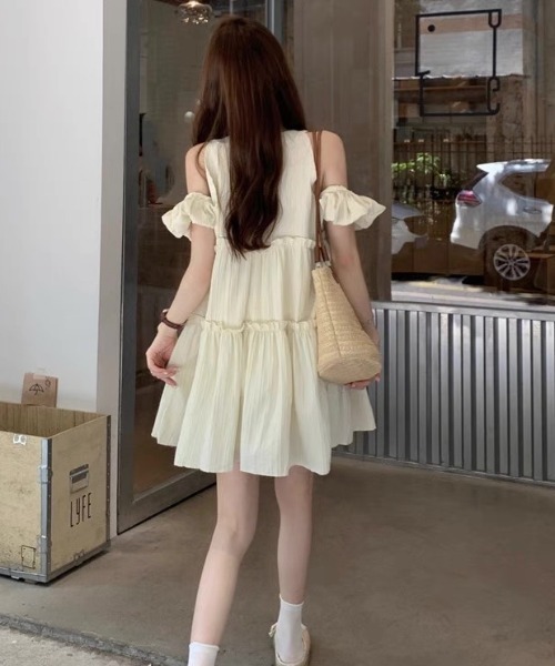 ampm（エーエムピーエム）の「ふわっと軽やかオフショルティアードワンピース（ワンピース・レディース・ブラック/オフホワイト・S/M/L）」の8枚目の写真