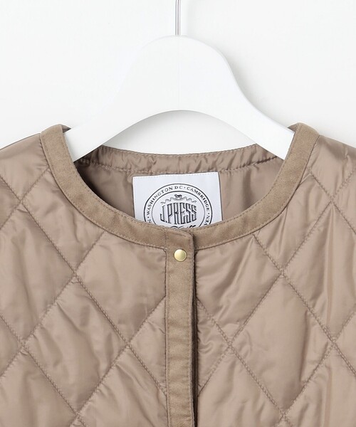 J.PRESS(ジェイプレス)の「【WEB限定カラーあり】コンパクトタフタキルティング ブルゾン(ノーカラーコート・レディース・ベージュ系/アイボリー系/ネイビー系/グレー系/ブラック系・11/9/7)」の18枚目の写真