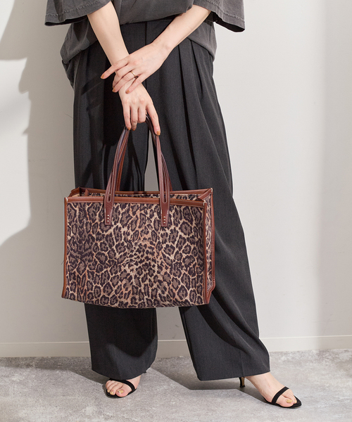 別注》【A VACATION】CLUB BAG L BROWN LEO：トートバッグ
