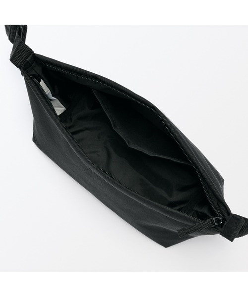 無印良品（ムジルシリョウヒン）の「再生ポリエステル　太ベルトミニショルダーバッグ（ショルダーバッグ・メンズ・ブラック/ダークベージュ・FREE）」の4枚目の写真