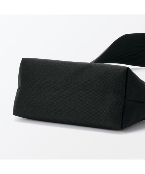 無印良品（ムジルシリョウヒン）の「再生ポリエステル　太ベルトミニショルダーバッグ（ショルダーバッグ・メンズ・ブラック/ダークベージュ・FREE）」の5枚目の写真