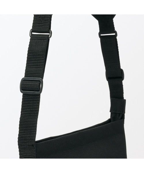 無印良品（ムジルシリョウヒン）の「再生ポリエステル　太ベルトミニショルダーバッグ（ショルダーバッグ・メンズ・ブラック/ダークベージュ・FREE）」の7枚目の写真