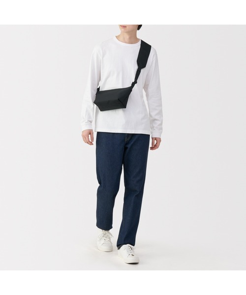 無印良品（ムジルシリョウヒン）の「再生ポリエステル　太ベルトミニショルダーバッグ（ショルダーバッグ・メンズ・ブラック/ダークベージュ・FREE）」の9枚目の写真