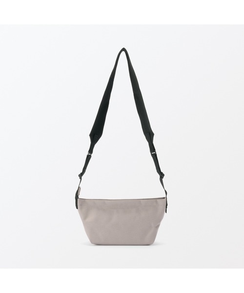 無印良品（ムジルシリョウヒン）の「再生ポリエステル　太ベルトミニショルダーバッグ（ショルダーバッグ・メンズ・ブラック/ダークベージュ・FREE）」の11枚目の写真