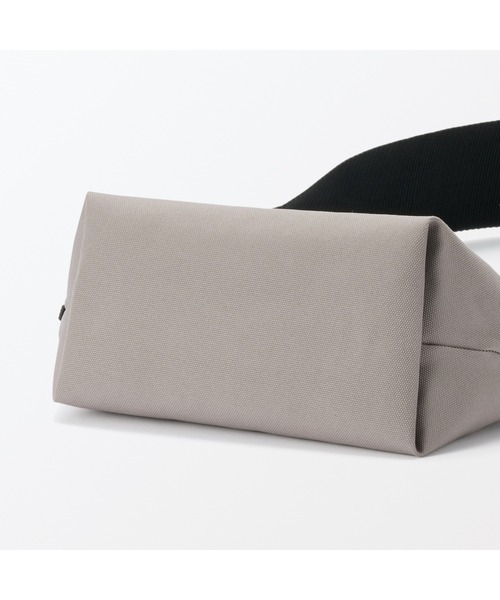 無印良品（ムジルシリョウヒン）の「再生ポリエステル　太ベルトミニショルダーバッグ（ショルダーバッグ・メンズ・ブラック/ダークベージュ・FREE）」の13枚目の写真