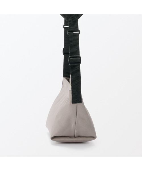 無印良品（ムジルシリョウヒン）の「再生ポリエステル　太ベルトミニショルダーバッグ（ショルダーバッグ・メンズ・ブラック/ダークベージュ・FREE）」の14枚目の写真