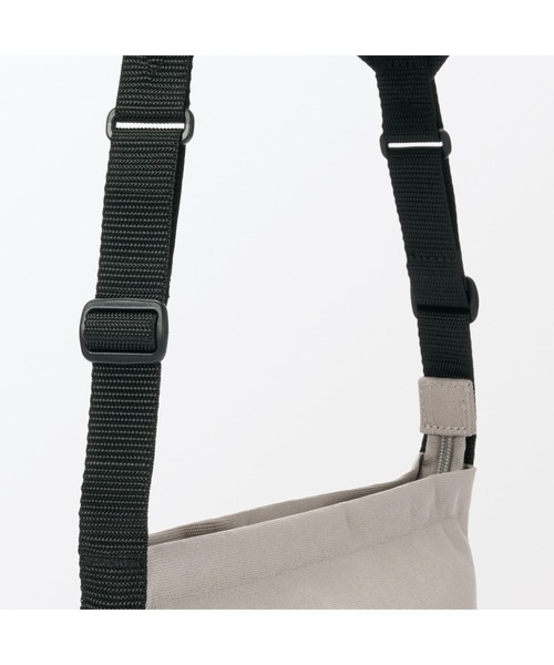 無印良品（ムジルシリョウヒン）の「再生ポリエステル　太ベルトミニショルダーバッグ（ショルダーバッグ・メンズ・ブラック/ダークベージュ・FREE）」の15枚目の写真