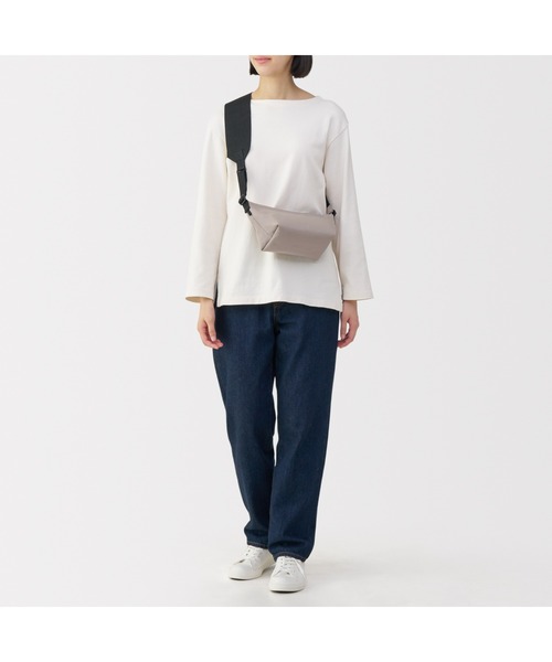 無印良品（ムジルシリョウヒン）の「再生ポリエステル　太ベルトミニショルダーバッグ（ショルダーバッグ・メンズ・ブラック/ダークベージュ・FREE）」の16枚目の写真