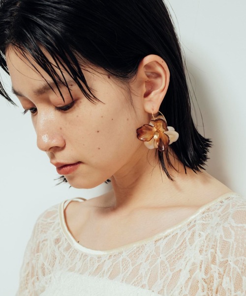 Shelly island（シェリーアイランド）の「アクリルフラワーピアス（ピアス（両耳用）・レディース・その他・FREE）」の2枚目の写真