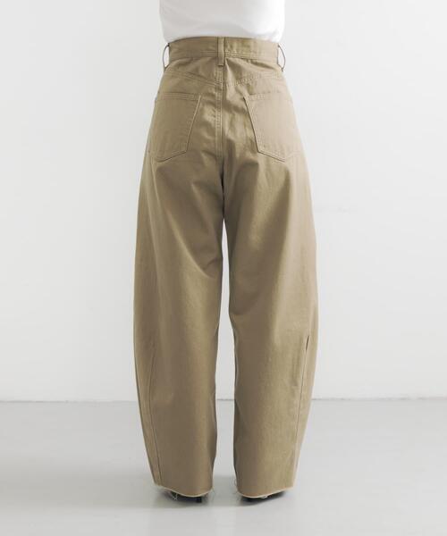 URBAN RESEARCH(アーバンリサーチ)の「コットンサテンカットオフカーブパンツ(その他パンツ・レディース・ベージュ/ブラック・36/38/40)」の6枚目の写真