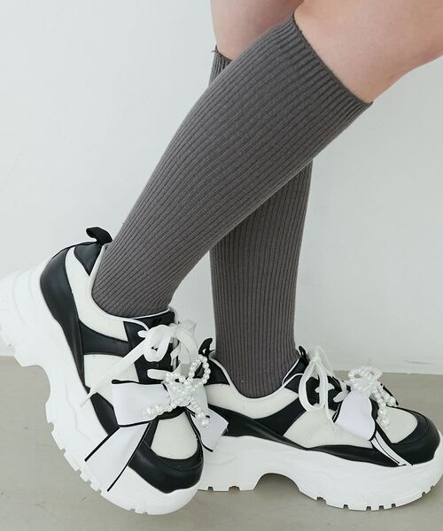 MAJESTIC LEGON（マジェスティックレゴン）の「2WAYリボンビジュースニーカー（スニーカー・レディース・アイボリー/ブラック/ホワイト系その他2・SMALL/MEDIUM/LARGE/X-LARGE）」の3枚目の写真