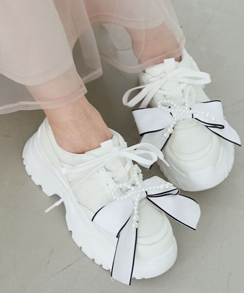 MAJESTIC LEGON（マジェスティックレゴン）の「2WAYリボンビジュースニーカー（スニーカー・レディース・アイボリー/ブラック/ホワイト系その他2・SMALL/MEDIUM/LARGE/X-LARGE）」の2枚目の写真