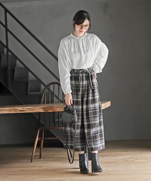 rps（アールピーエス）の「綿レーヨンツイルバンドカラーブラウス（シャツ/ブラウス・レディース・オフホワイト/ブラック/ベージュ・フリー）」の4枚目の写真