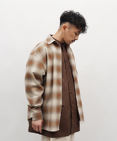 Aphlotus（アプロタス）の「オーバーサイズオンブレチェックシャツ（シャツ/ブラウス・メンズ・ブラウン/ベージュ・LARGE/MEDIUM/SMALL）」の2枚目の写真