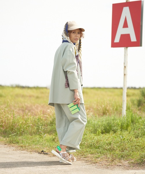 JUCO.（ジュコ）の「あなたのくせっ毛サンダル_Green×White sole（サンダル・レディース・ホワイト×グリーン・22.5cm/23.5cm/24.5cm/25.5cm/26.5cm）」の2枚目の写真