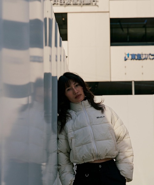 RVCA(ルーカ)の「RVCA レディース MINI RVCA CROPPED PUFFER JACKET ジャケット 【2025年秋冬モデル】/ルーカクロップドエコダウンジャケット(ブルゾン・レディース・ホワイト系その他/ブラック/エメラルド・MEDIUM/SMALL)」の4枚目の写真