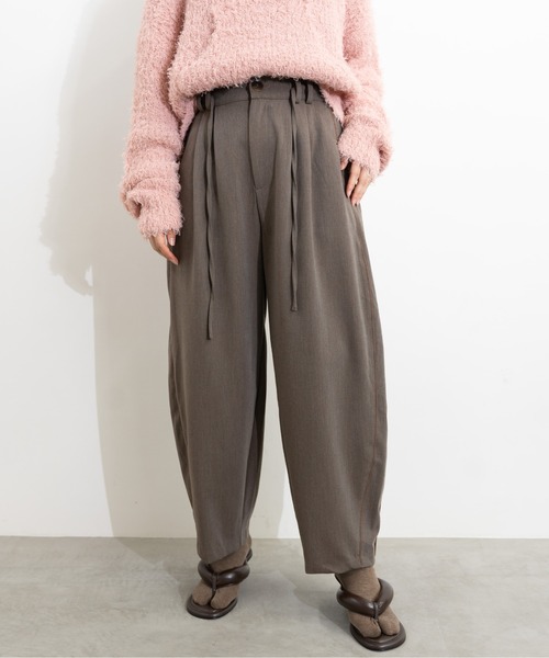 MIDVEIN(ミッドヴェイン)の「Side line curve pants(スラックス・レディース・チャコールグレー/ブラック/ブラウン・FREE)」の1枚目の写真