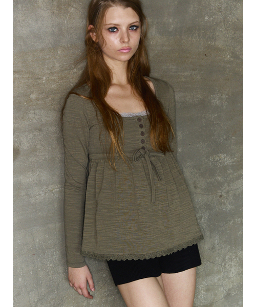 EXPIRED GIRL(エクスパイアードガール)の「Daisy Button Flare Top Olive(Tシャツ/カットソー・レディース・その他・FREE)」の1枚目の写真