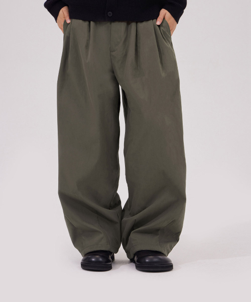 MAKEITTO(メイキット)の「ツーピンタックワイドバルーンパンツ_カーキ(その他パンツ・メンズ・その他・MEDIUM/LARGE/X-LARGE/XX-LARGE)」の1枚目の写真
