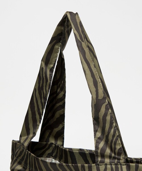 BEAUTY&YOUTH UNITED ARROWS(ビューティーアンドユースユナイテッドアローズ)の「ゼブラ パッカブル トートバッグ(トートバッグ・レディース・ナチュラル/オリーブ・FREE)」の8枚目の写真