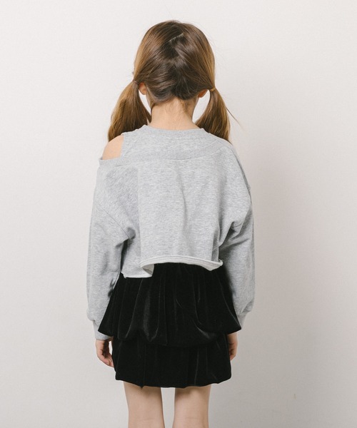 URBAN CHERRY（アーバンチェリー）の「カットショルダーハートデザイントレーナー（その他トップス・キッズ・グレー・110cm/130cm/140cm/120cm）」の4枚目の写真