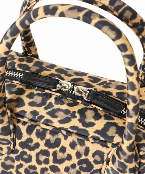 OUTDOOR PRODUCTS(アウトドアプロダクツ)の「2WAY CUBE BAG LEOPARD(ショルダーバッグ・レディース・キャメル・FREE)」の7枚目の写真