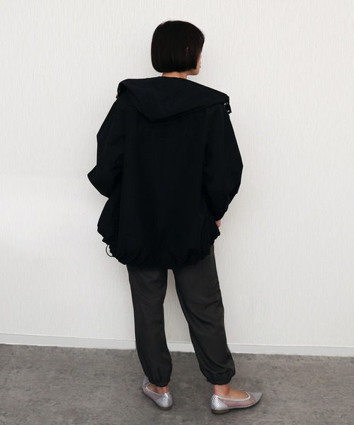 libelle more(リベル モア)の「【NC撥水加工】裾ドロストミドル丈ブルゾン マウンテンパーカー(マウンテンパーカー・レディース・モカ/ベージュ/アイボリー/ブラック/カーキ/ネイビー・M/L)」の18枚目の写真