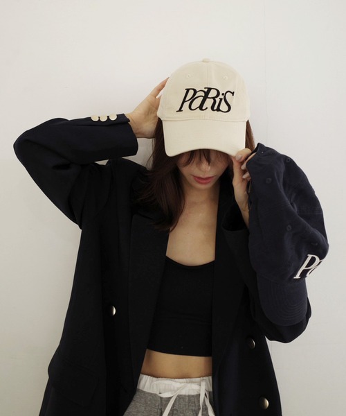 Reurie'（レウリィ）の「PARISロゴエンブロイダリーキャップ (chihiro select) / 刺繍 英字ロゴ カジュアル シンプル ノームコア 韓国 配色（キャップ・レディース・ネイビー/ベージュ/ダークグレー・FREE）」の3枚目の写真
