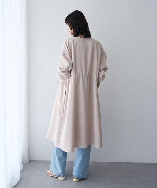 YECCA VECCA（イェッカヴェッカ）の「ノーカラーラペルロングコート（ノーカラーコート・レディース・グレイッシュベージュ/サックスブルー/ネイビー・FREE）」の22枚目の写真