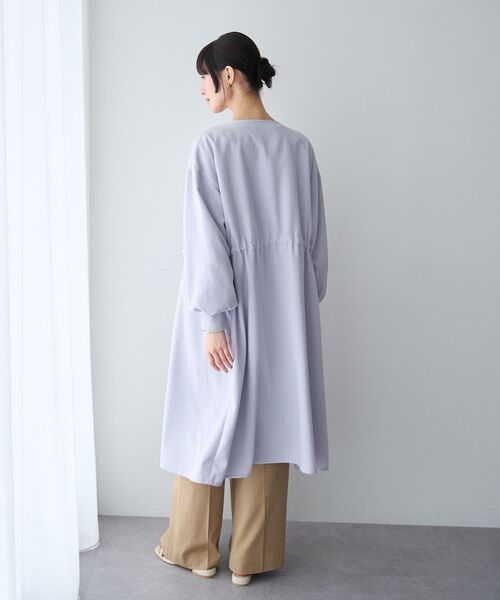 YECCA VECCA（イェッカヴェッカ）の「ノーカラーラペルロングコート（ノーカラーコート・レディース・グレイッシュベージュ/サックスブルー/ネイビー・FREE）」の8枚目の写真