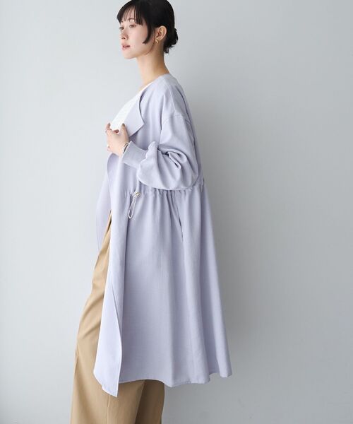 YECCA VECCA（イェッカヴェッカ）の「ノーカラーラペルロングコート（ノーカラーコート・レディース・グレイッシュベージュ/サックスブルー/ネイビー・FREE）」の5枚目の写真