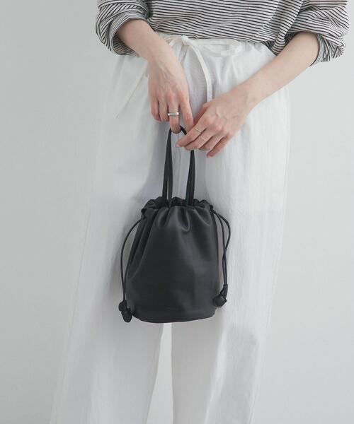 URBAN RESEARCH DOORS(アーバンリサーチドアーズ)の「Folna ソフトレザー2WAY巾着ショルダー(ショルダーバッグ・レディース・ブラック・ONE)」の1枚目の写真