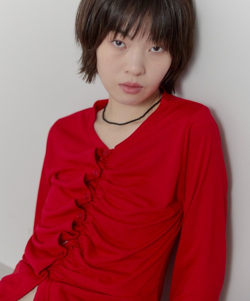 leimn（レイムン）の「アシンメトリーシャーリングボタンシアートップス（Tシャツ/カットソー・レディース・レッド/ピンク/ホワイト/ブラック・FREE）」の4枚目の写真