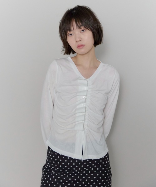 leimn（レイムン）の「アシンメトリーシャーリングボタンシアートップス（Tシャツ/カットソー・レディース・レッド/ピンク/ホワイト/ブラック・FREE）」の2枚目の写真