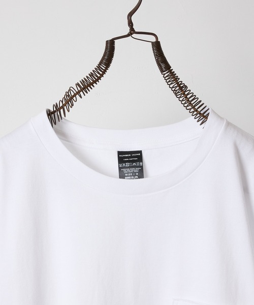 NUMBER (N)INE(ナンバーナイン)の「PREMIUM COTTON CURVED HEM POCKET T-SHIRT / プレミアム コットン カーブド ヘム ワンポイント ロゴ刺繍 クルーネック ポケット Tシャツ(Tシャツ/カットソー・メンズ・グレー/オリーブ/ブラック/ホワイト・4/3/2)」の6枚目の写真