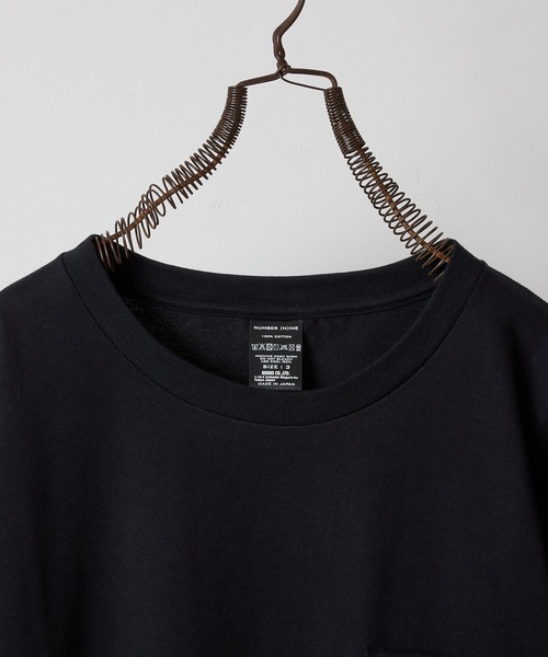 NUMBER (N)INE(ナンバーナイン)の「PREMIUM COTTON CURVED HEM POCKET T-SHIRT / プレミアム コットン カーブド ヘム ワンポイント ロゴ刺繍 クルーネック ポケット Tシャツ(Tシャツ/カットソー・メンズ・グレー/オリーブ/ブラック/ホワイト・4/3/2)」の12枚目の写真