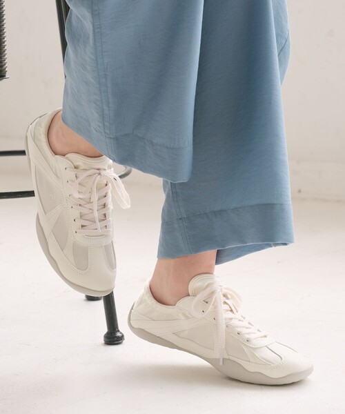 FILA(フィラ)の「<FILA>GLIO スニーカー(スニーカー・レディース・ナチュラル/シルバー・24.5cm/24cm/23.5cm/23cm/25cm)」の1枚目の写真